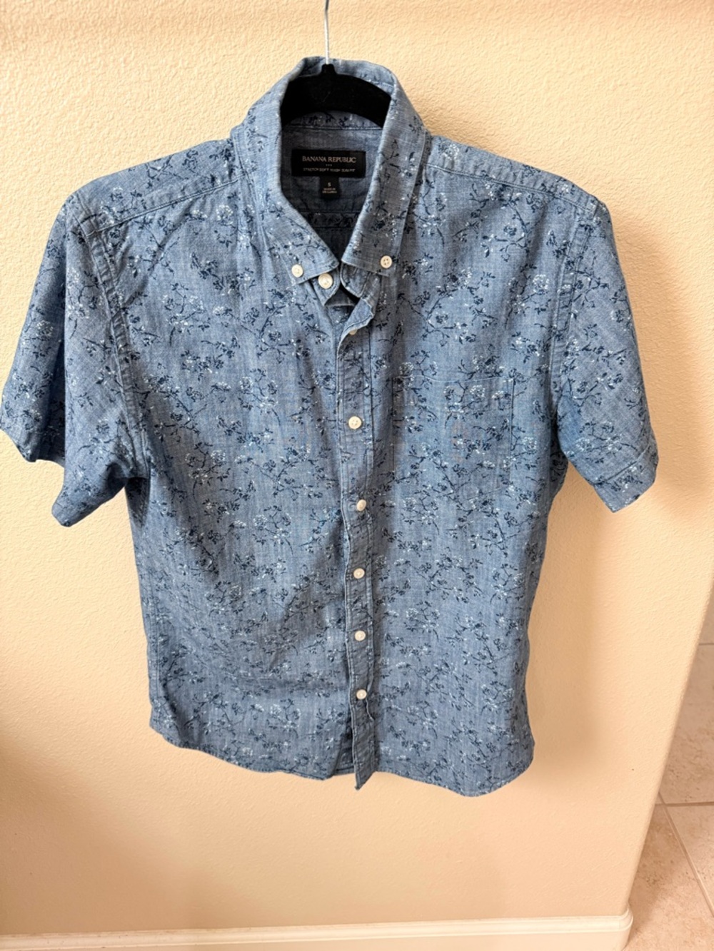 Banana Republic Light Blue Floral Short-Sleeve Button-Down Shirt
